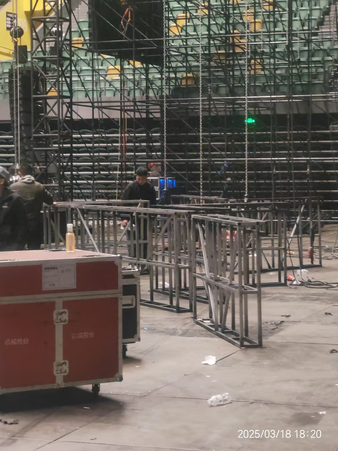 install the hoisting led frames for the indoor concert 为室内音乐会安装提起的LED框架