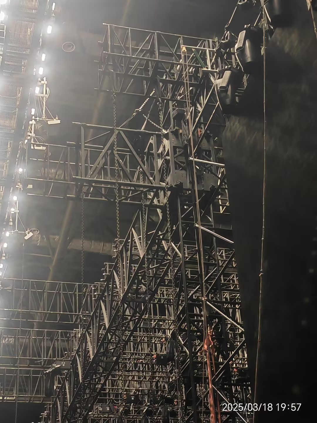 how to secure the prominent truss outside 如何保护外面突出的桁架