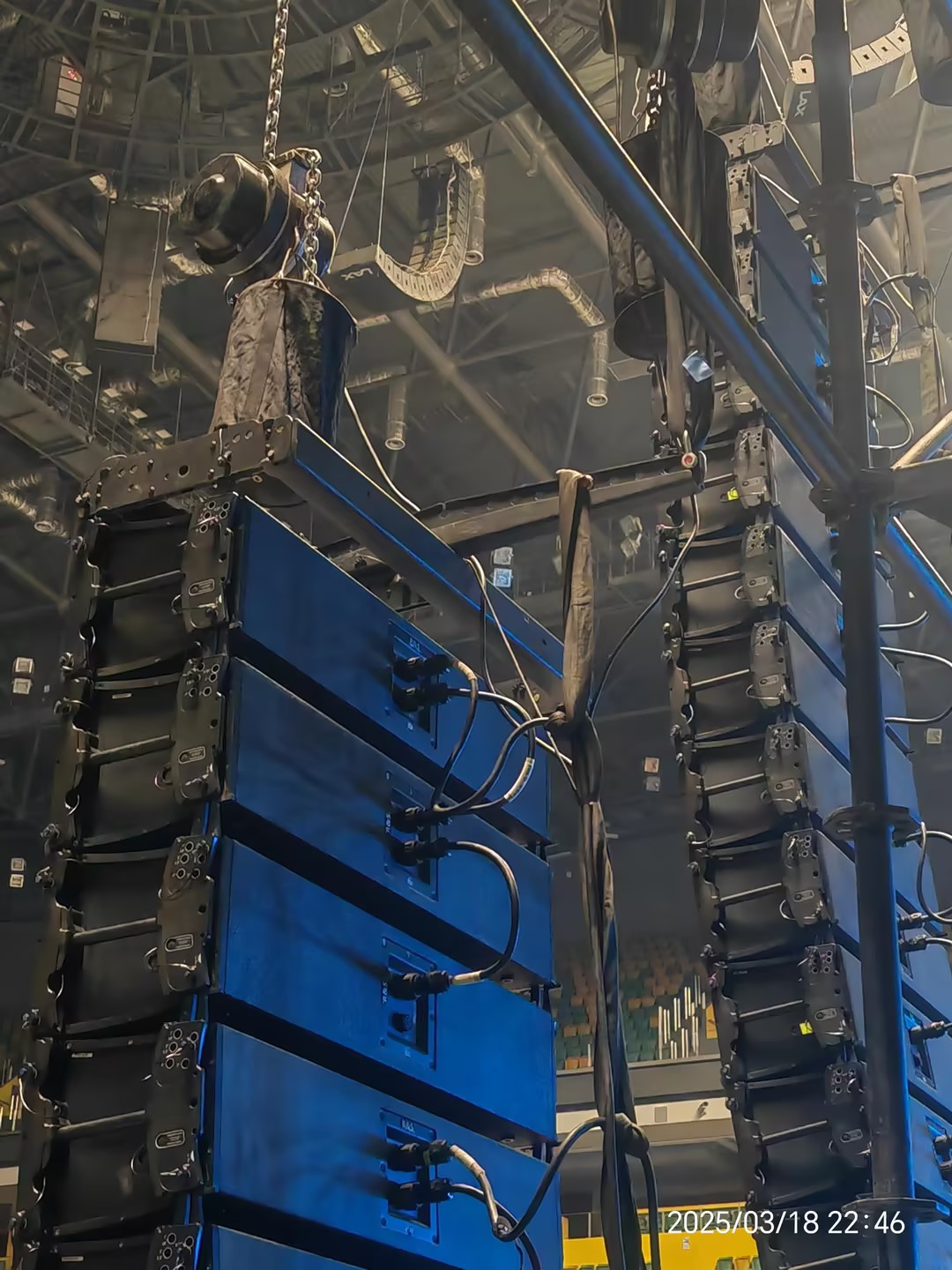 fixed with safety straps 用安全带固定