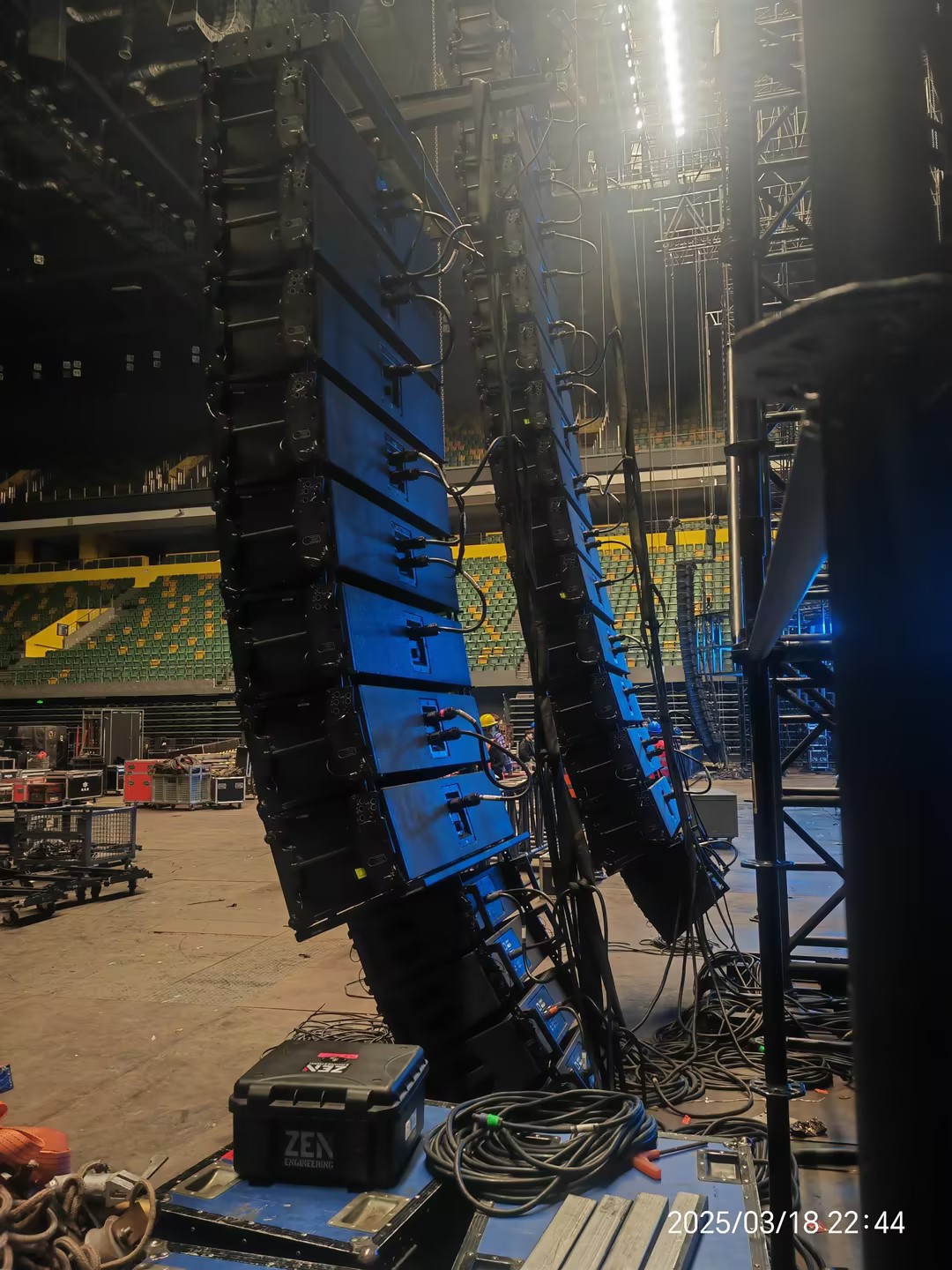 For the best sound effect, the linear array is curved and fixed with safety straps 为了获得最佳的声音效果,线性阵列是弯曲的,并用安全带固定