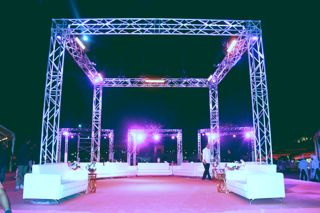 Aluminum Dj Silver Stand Booth Event Truss 20x15x15ft 铝制 Dj 银色看台活动桁架 20x15x15 英尺