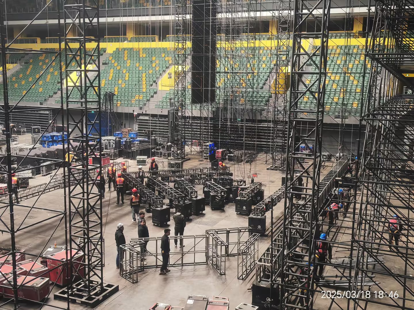 install led frames in the concert stage 在音乐会舞台上安装LED框架