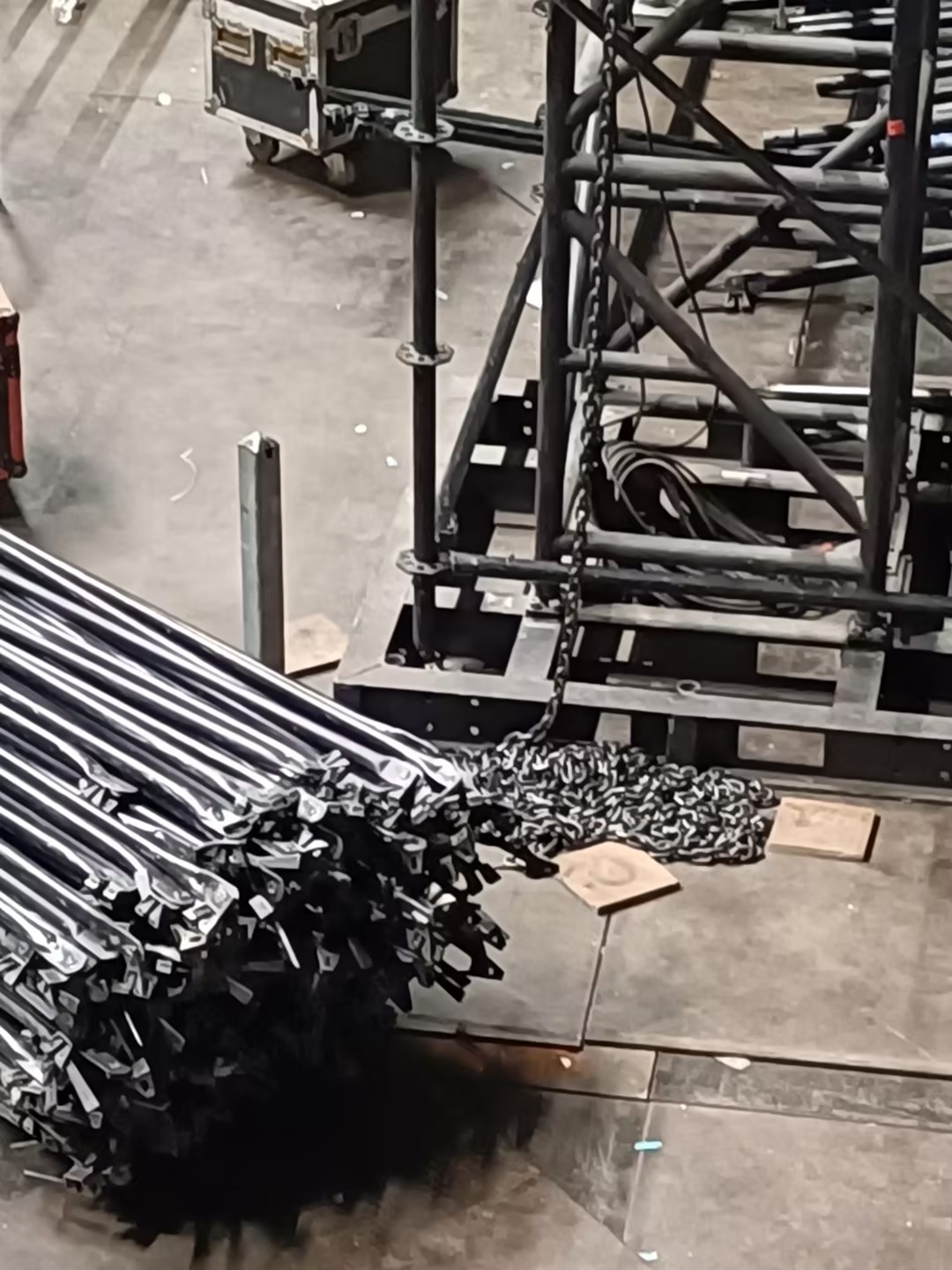 The iron base should have holes left for future construction of the layher truss frame 铁底子应该有孔供将来建造Layher桁架框架