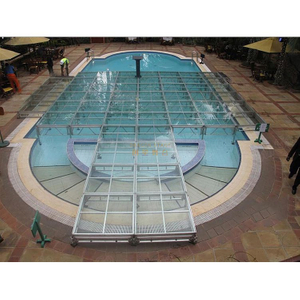 游泳池的透明潮形玻璃阶段设计