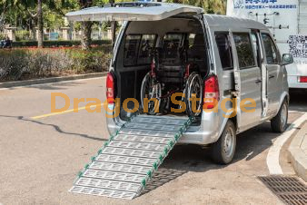 适用于货车的轻型便携式铝制折叠装载坡道 