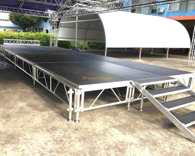 学校的便携式平台设置阶段18x6m，有2个楼梯