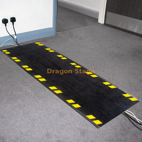 PVC 地板电缆覆盖垫，用于安全电缆保护和预防绊倒危险
