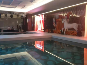 舞台平台 1.22*1.22m 铝组装便携式舞台框架带钢化玻璃桁架舞台，用于游泳池活动、婚礼