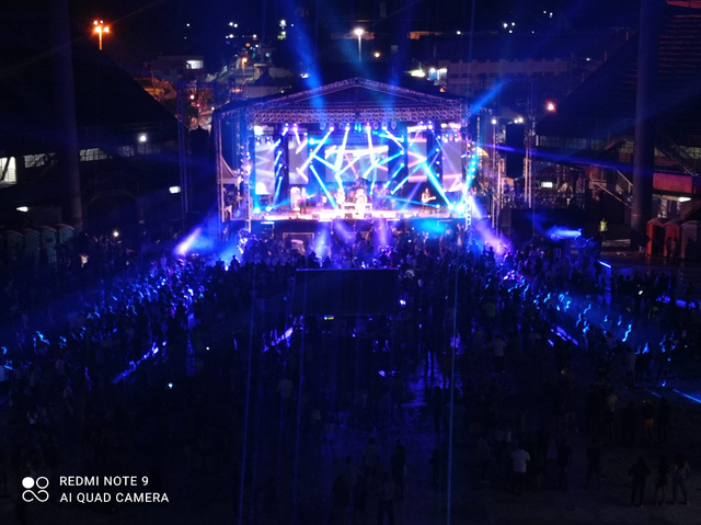 照明屋顶桁架展示音乐会舞台