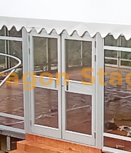 5x4m 玻璃墙，包括 2.4x2.4m 双玻璃门