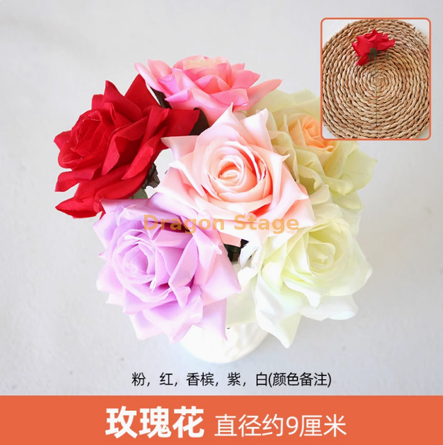 绿色植物，模拟的植物墙，塑料草坪，阳台，室内背景，花墙，深蓝色，玫瑰，5个树枝，颜色音符