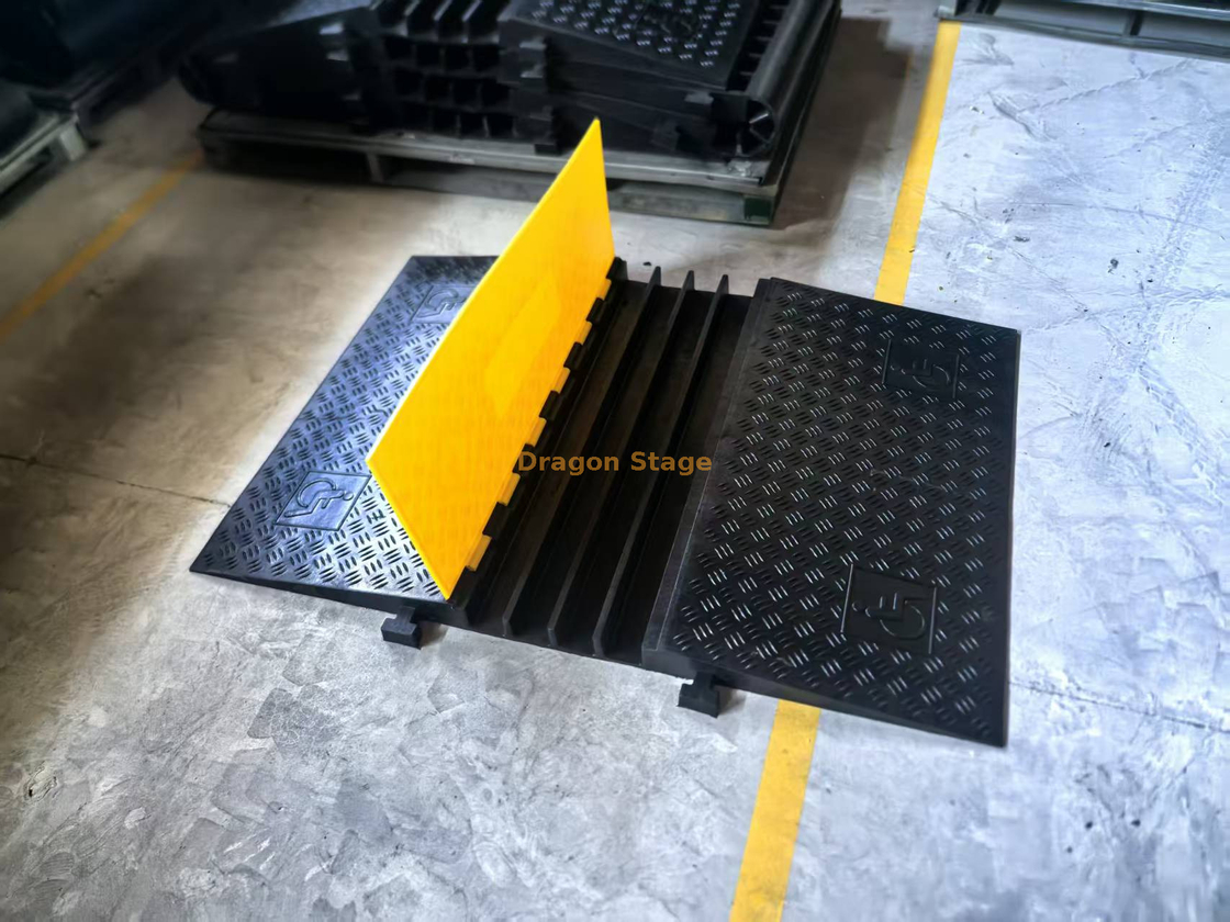 1270x900mm 宽 5 通道电缆保护坡道，带铰链盖，适用于轮椅和人行横道