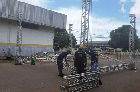 truss installation.jpg