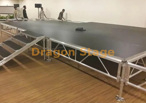 移动式便携式铝制活动舞台 18x7m，带 2 个楼梯