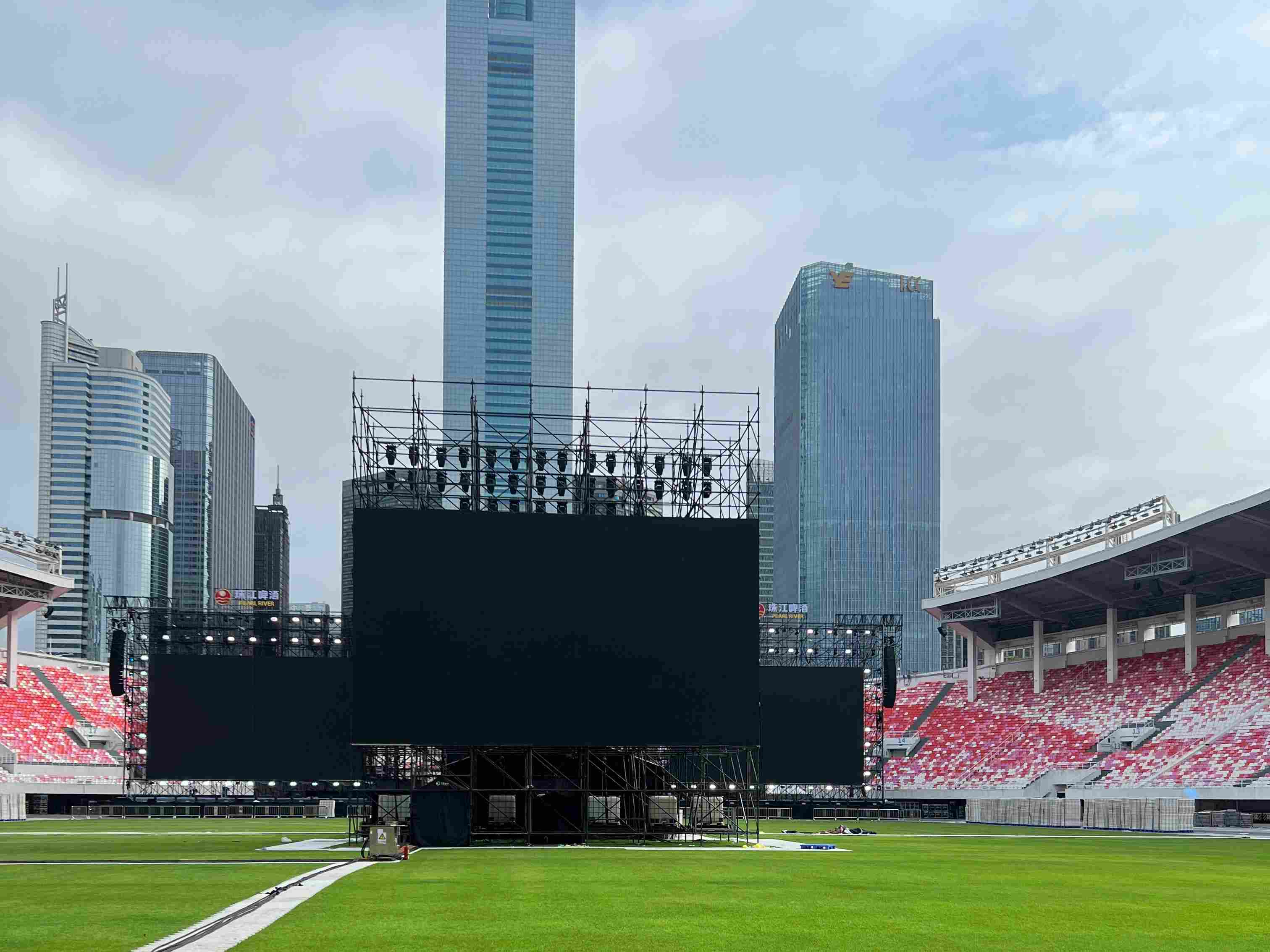 为什么 foh.jpg 处有一个 LED 屏幕