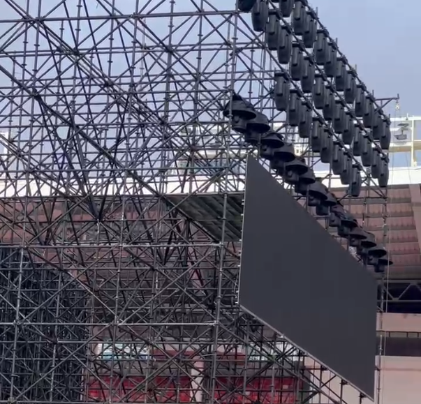 LED 位于 foh 正面.png
