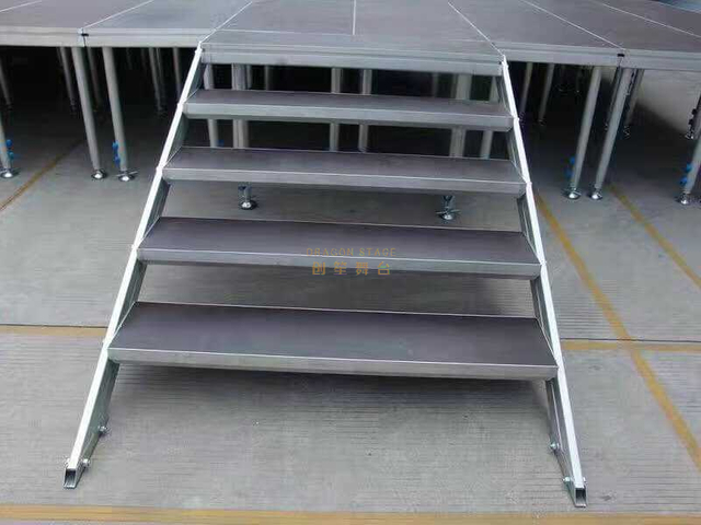 轻型便携式户外舞台出售 9x6m 高度：0.6-1m