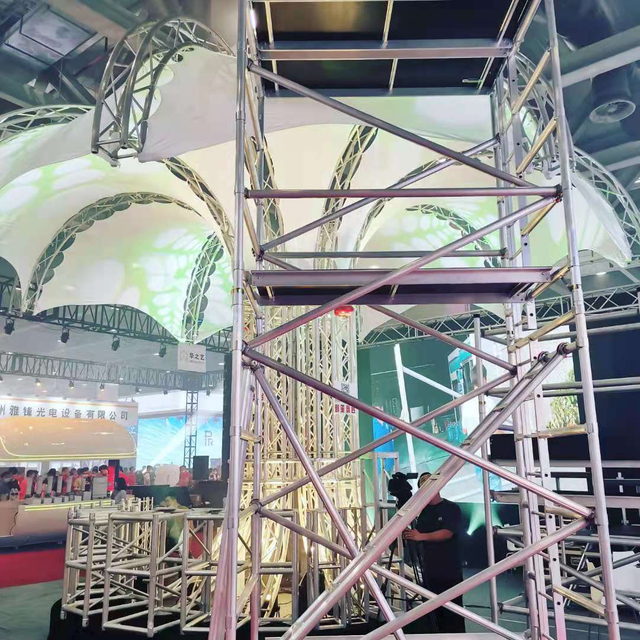 用于扬声器悬挂支撑的活动铝脚手架
