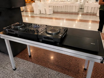带可锁定脚轮的移动铝制 DJ 台.png